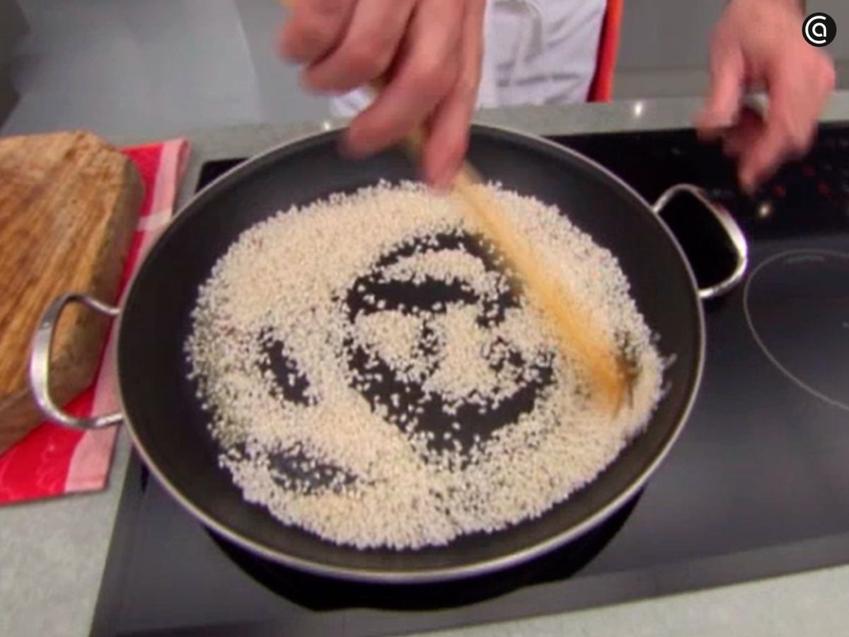 Rehoga el arroz con las hebras de azafrán