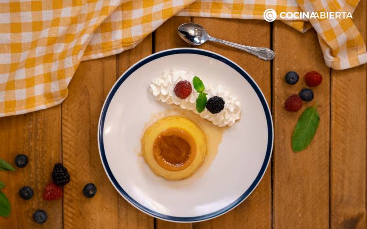 Elaboración de la receta de flan de queso de cabra - Sirve los flanes