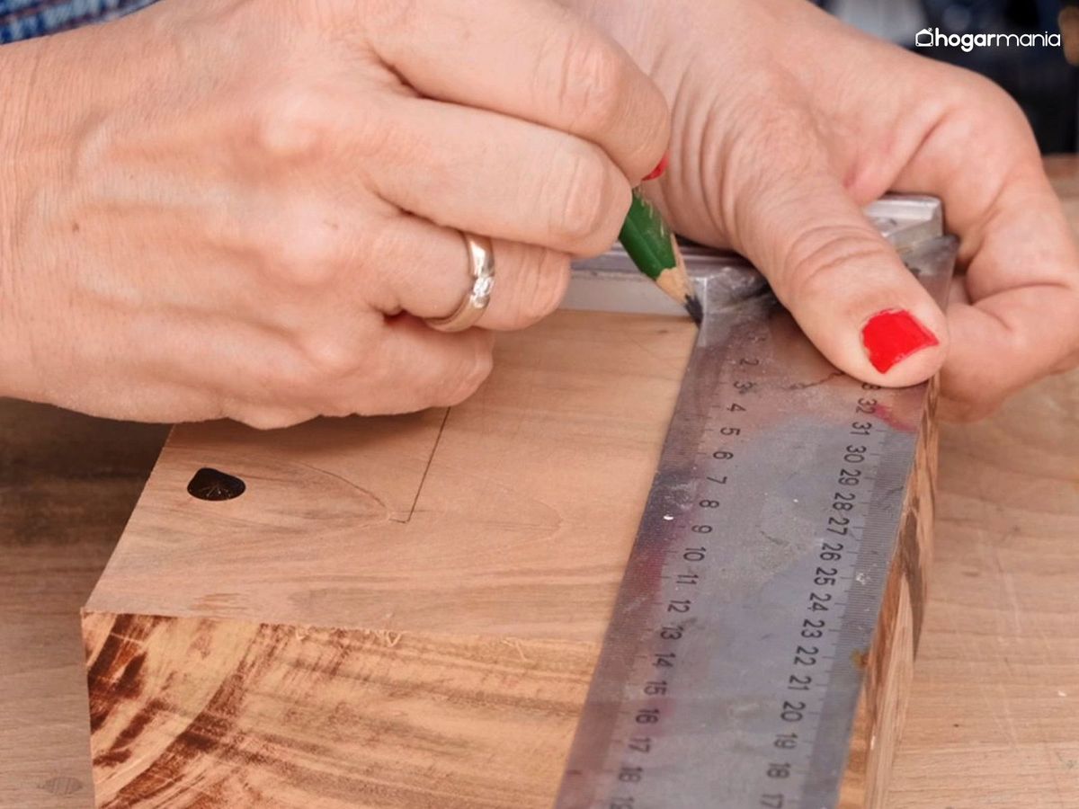 Mide bien la rueda para que entre y salga cómodamente del colgador