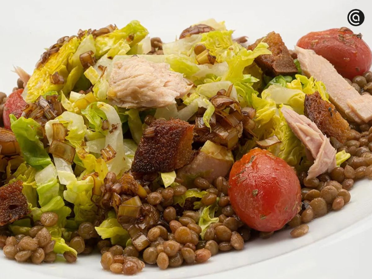 Una ensalada de lentejas con atún y tomates cherry, ejemplo perfecto de desk lunch equilibrado y fácil de preparar.