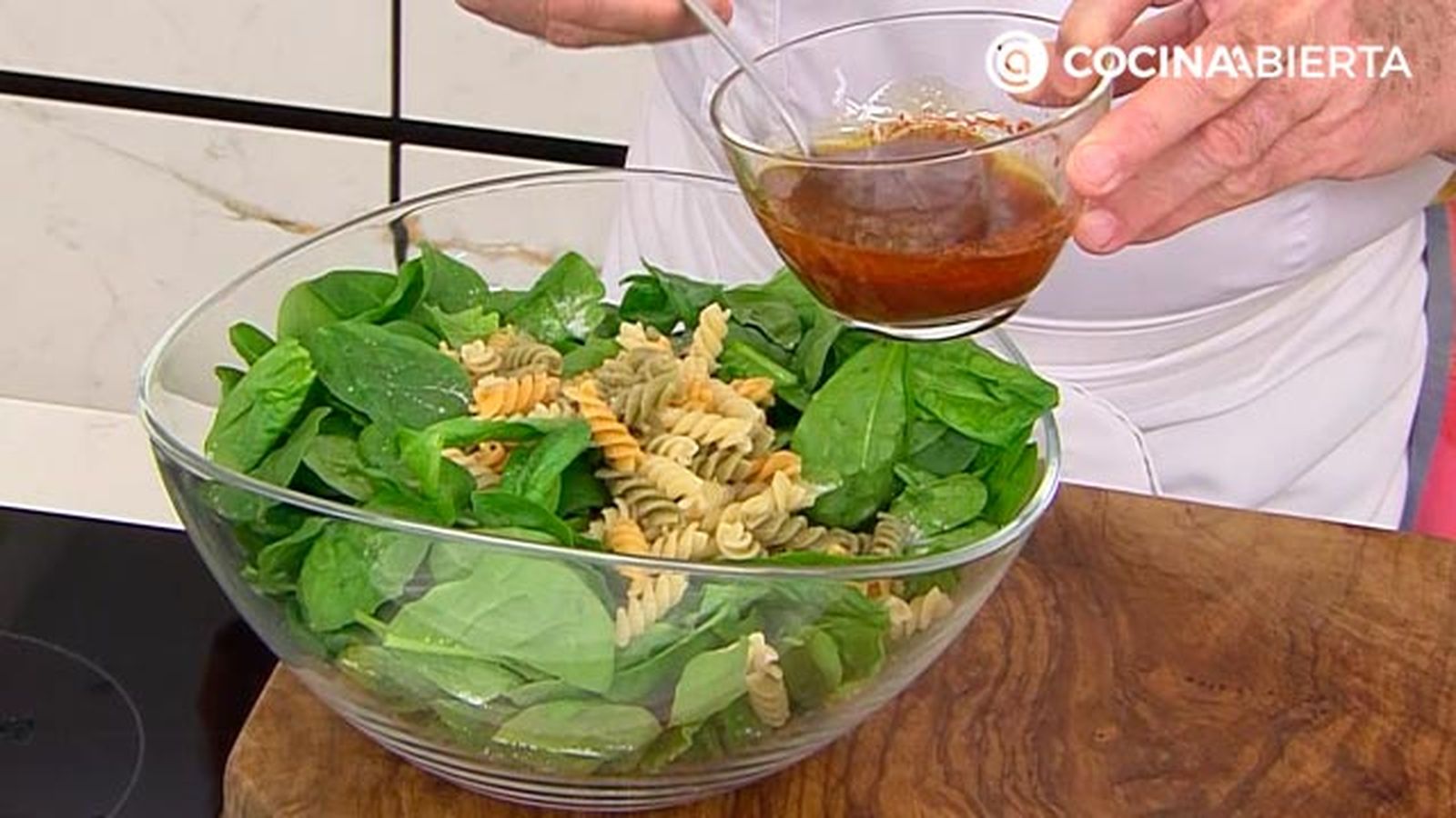 ensalada de espinacas y queso con albaricoques receta karlos arguinano karl67740321 paso5 ensalada de espinacas y queso con albaricoques receta karlos arguinano karl67740321 paso5