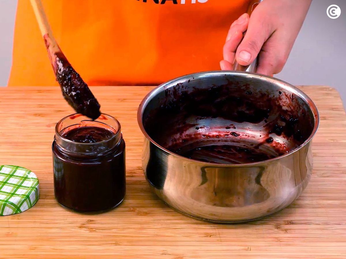 Repartir la mermelada de moras en tarros