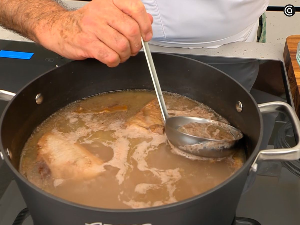 Retira la grasa de la superficie del caldo