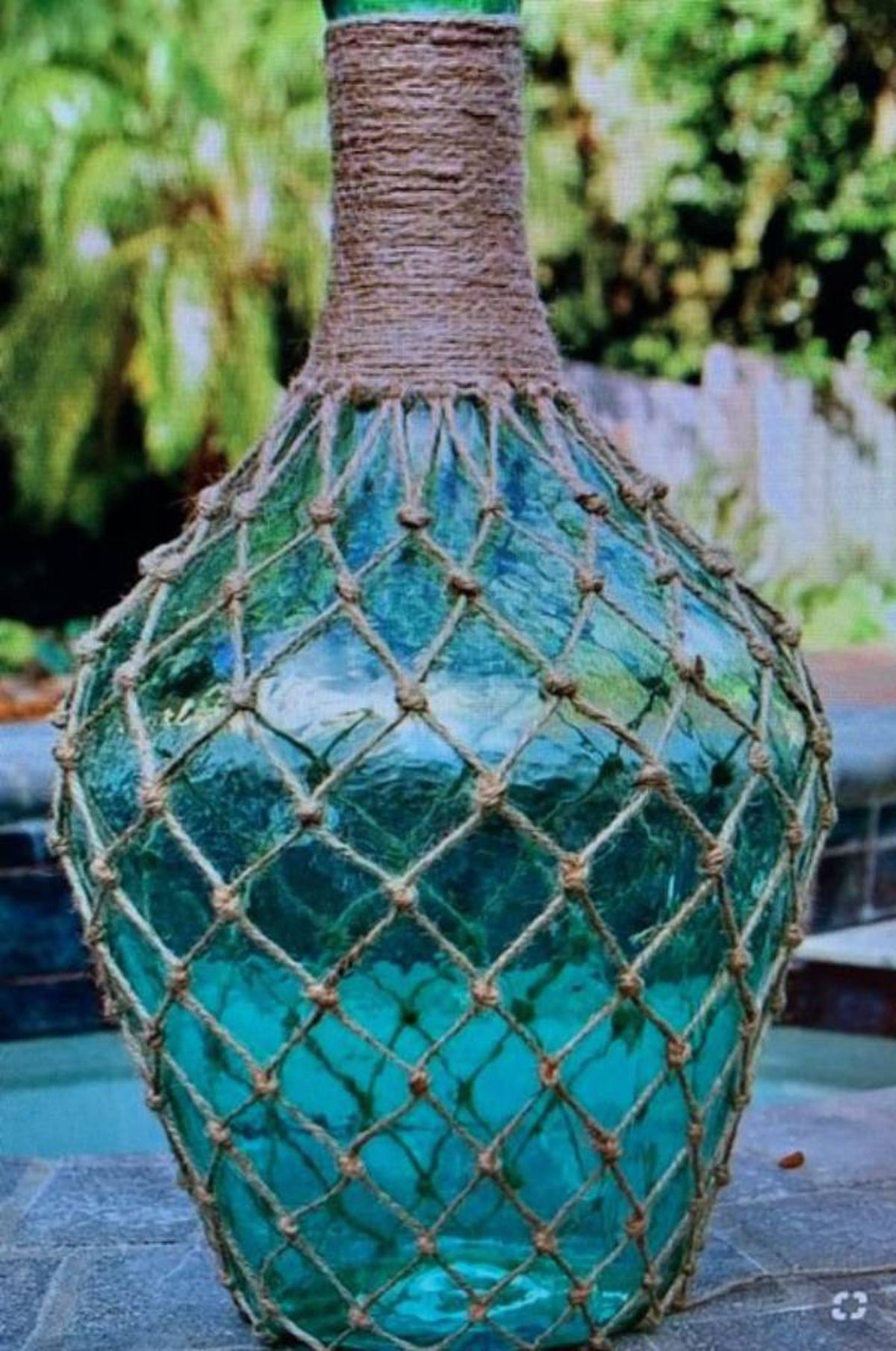 Damajuana decorada con cuerda de fibras naturales.