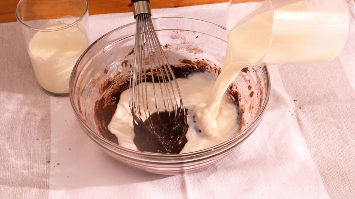Añade la leche y la nata para lograr una textura cremosa y suave en la crema de chocolate