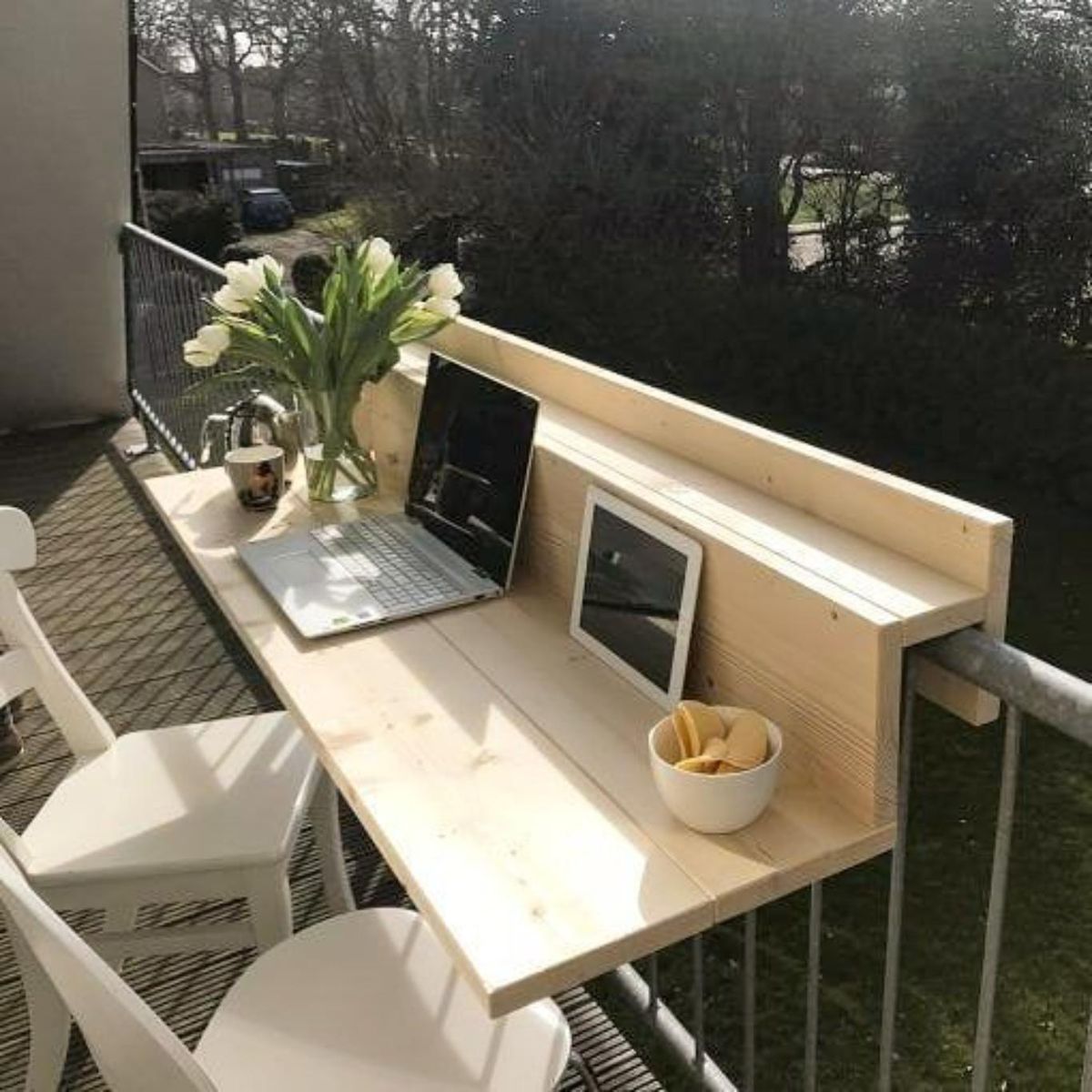 Mesa de barandilla para la terraza.