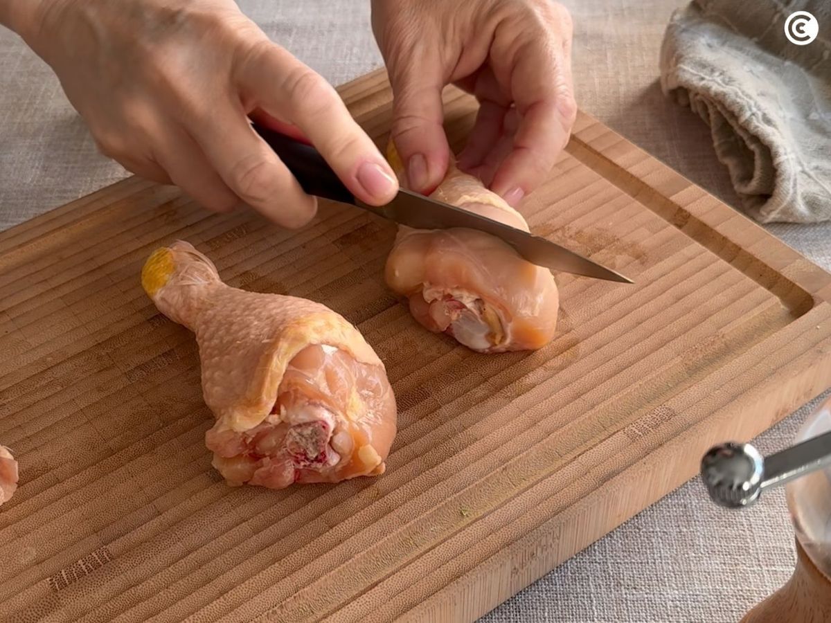 Realizar cortes en los muslos de pollo para hacer en freidora de aire