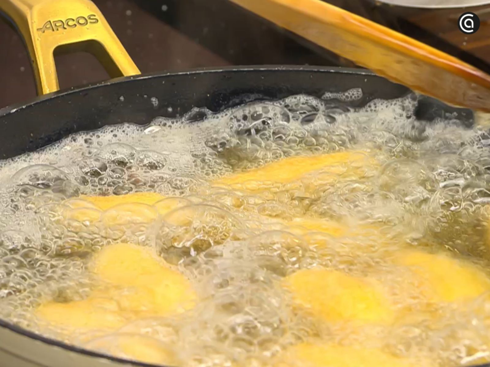 Las croquetas se fríen hasta quedar doradas y crujientes.