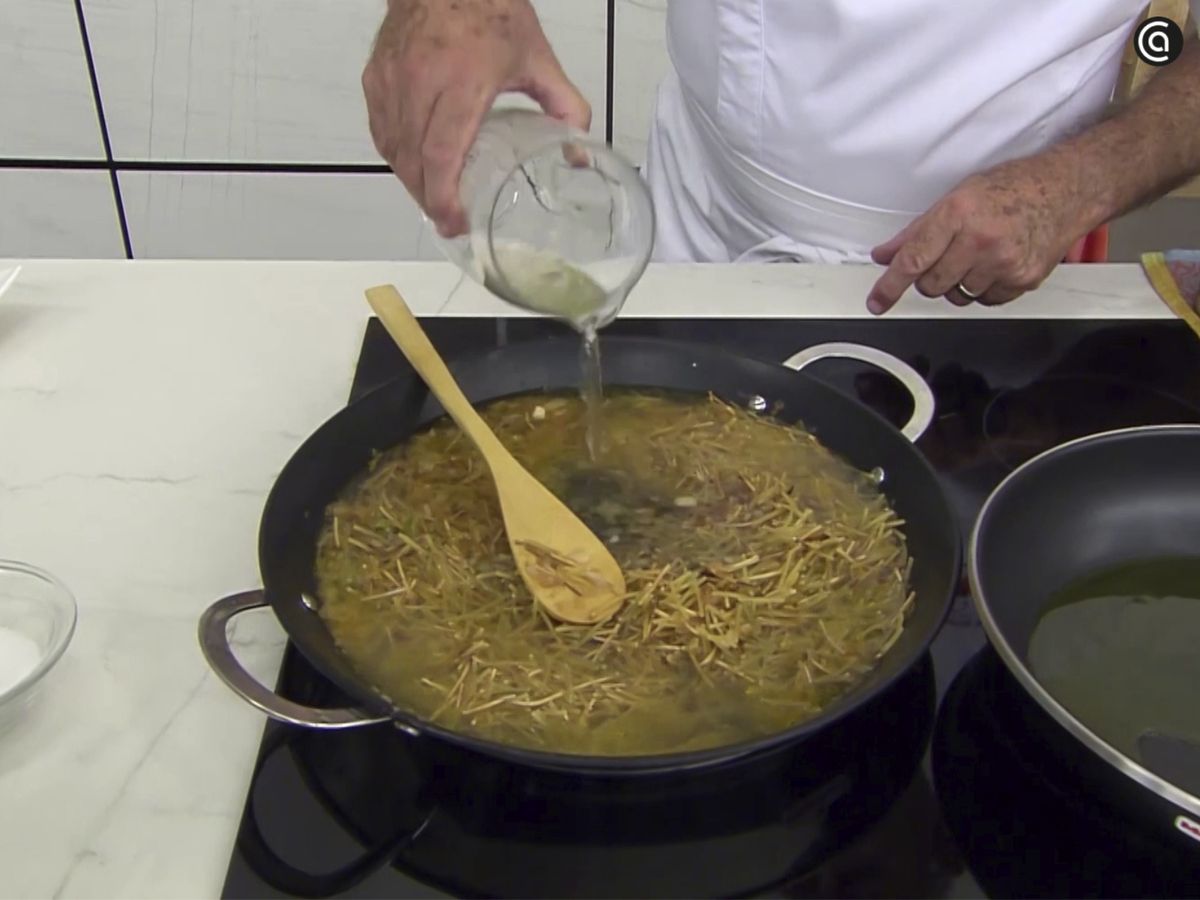 Agrega el caldo y cuece los fideos