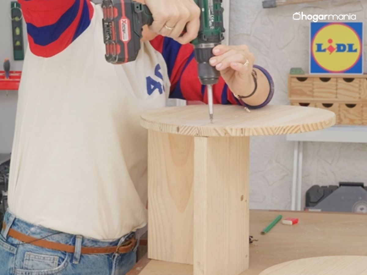 Añade la balda intermedia y ajústala hasta que quede perfectamente integrada.