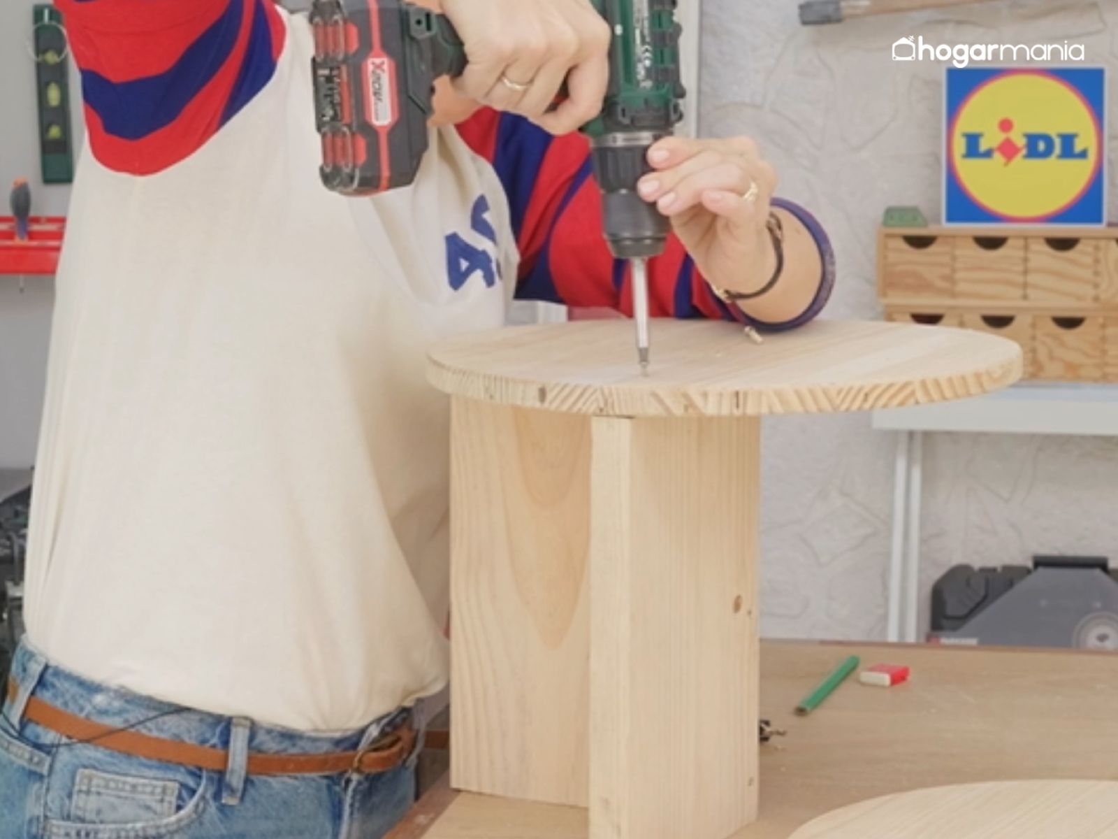 Añade la balda intermedia y ajústala hasta que quede perfectamente integrada.