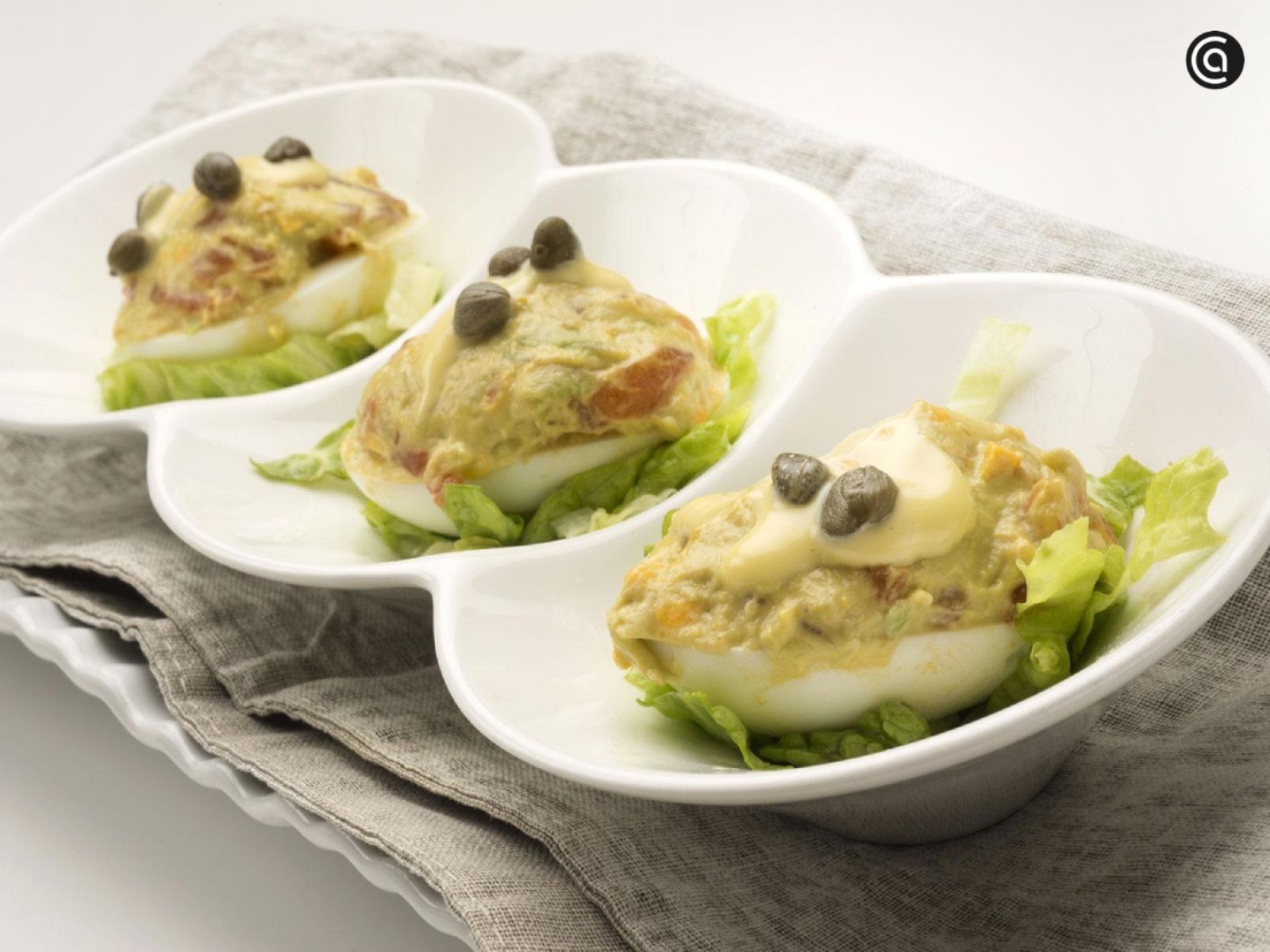 Los huevos rellenos de salmón y aguacate son ligeros y frescos.
