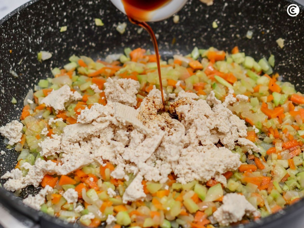 Añadir a las verduras de las gyozas salsa de soja y tofu