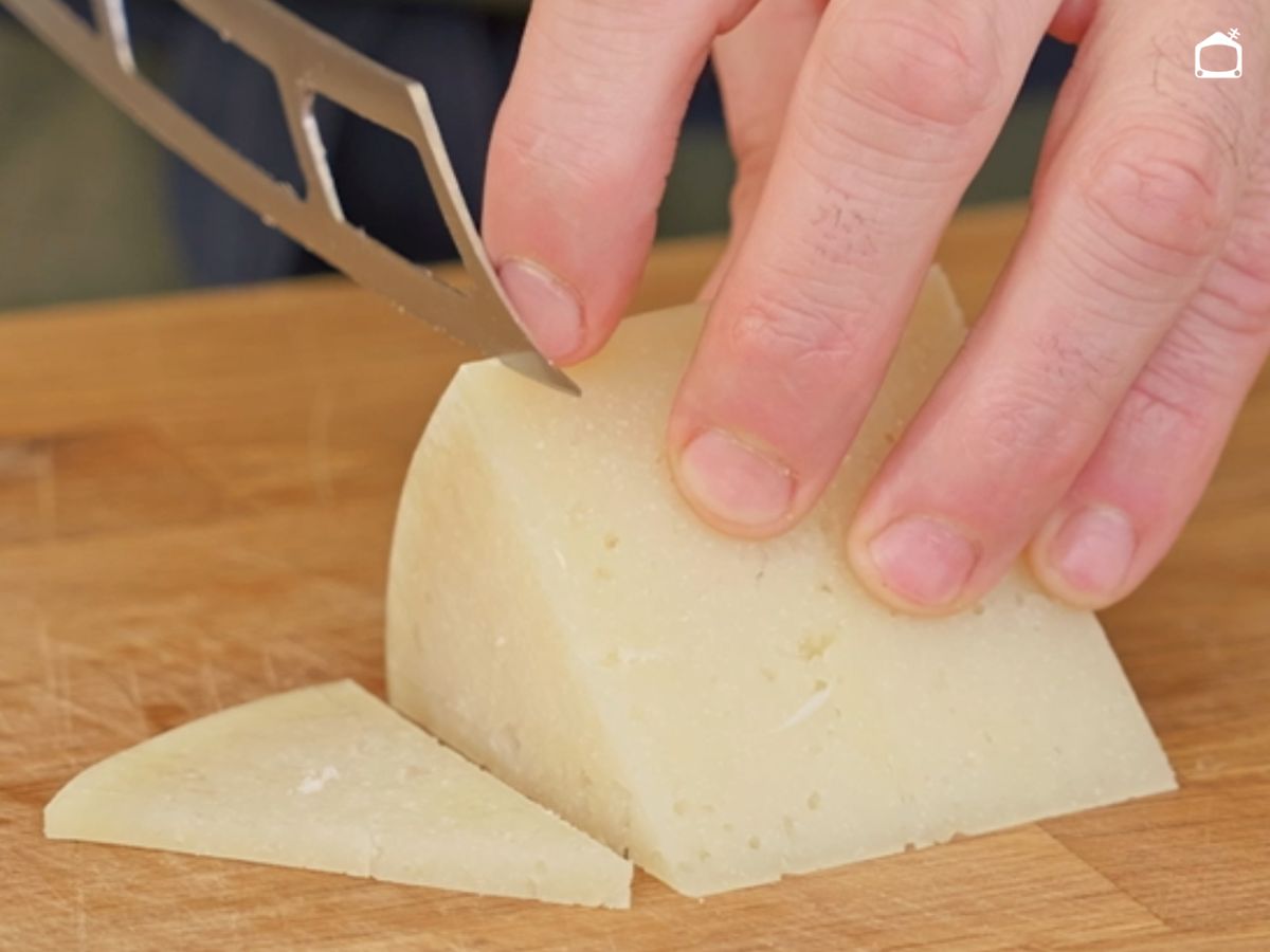 El queso, en piezas regulares y listas para montar una tabla equilibrada.