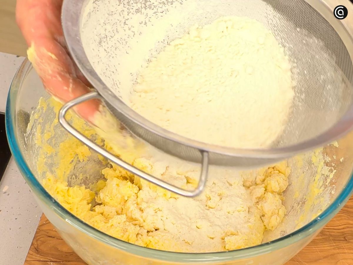 Añade una pizca de sal, incorpora la harina y mezcla hasta integrar