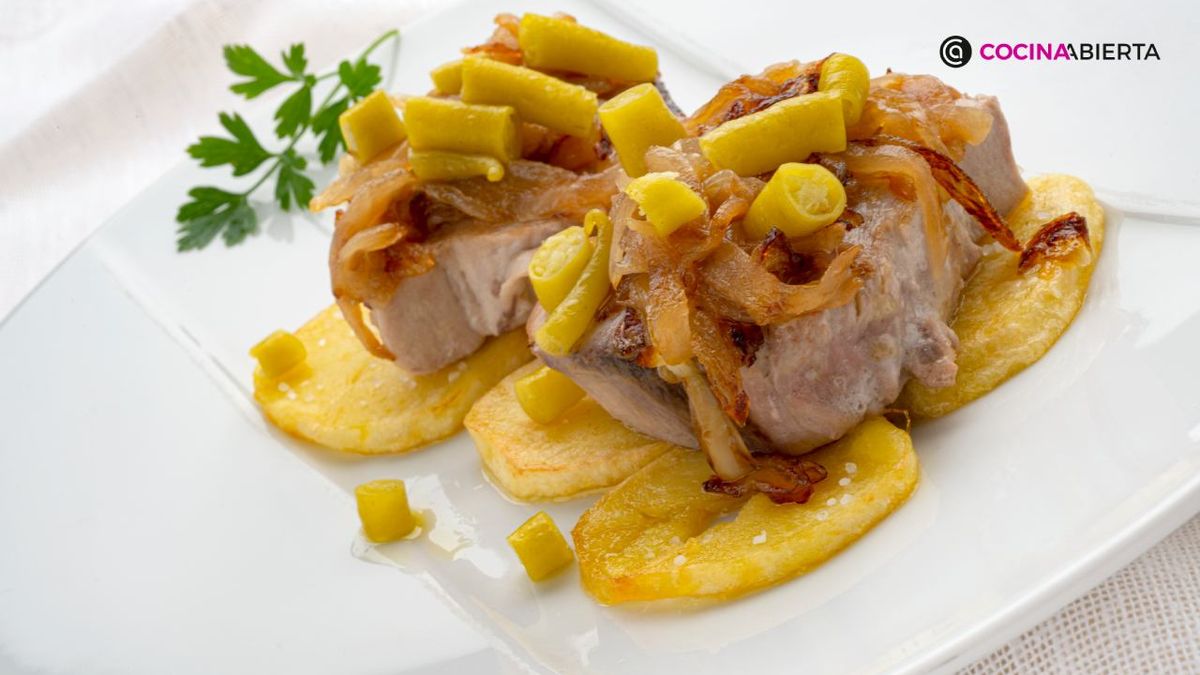 Bonito con patatas panadera, cebolla y guindillas: la receta sencilla de Karlos Arguiñano