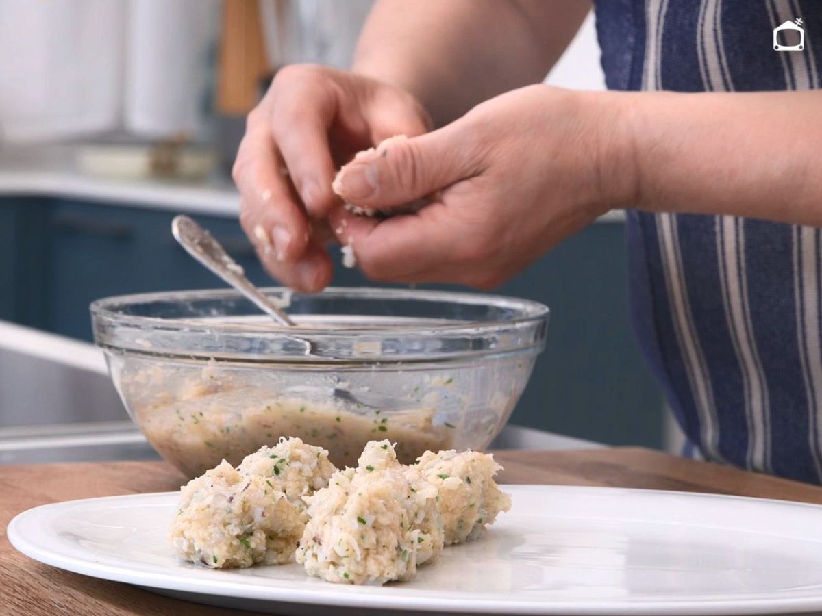 Forma bolas con la masa de las albóndigas de choco