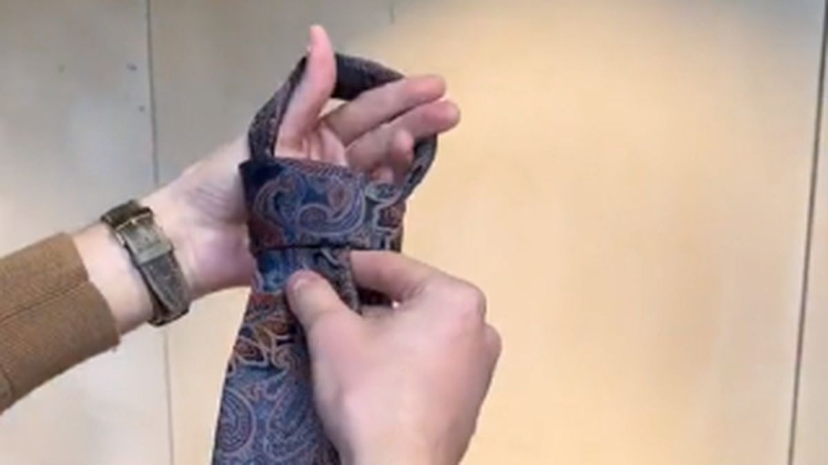 Cómo hacer el nudo de corbata paso 3