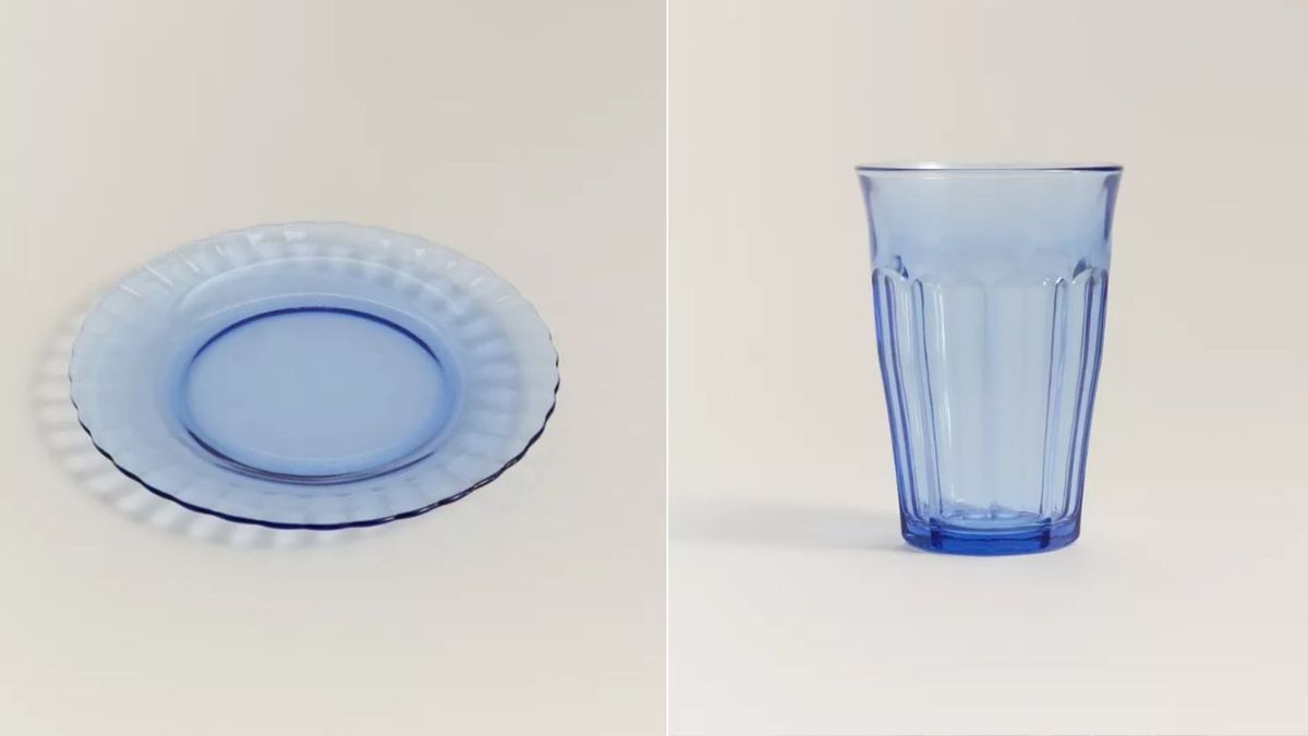 Vajilla azul con detalle de relieve en los platos llanos