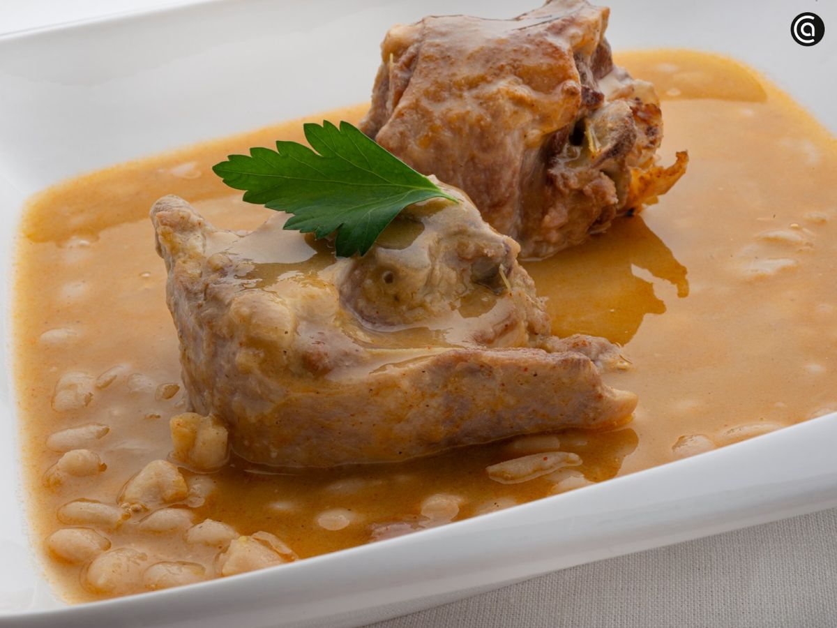 Potaje de alubias blancas con cuello de cordero, receta en olla rápida de Karlos Arguiñano