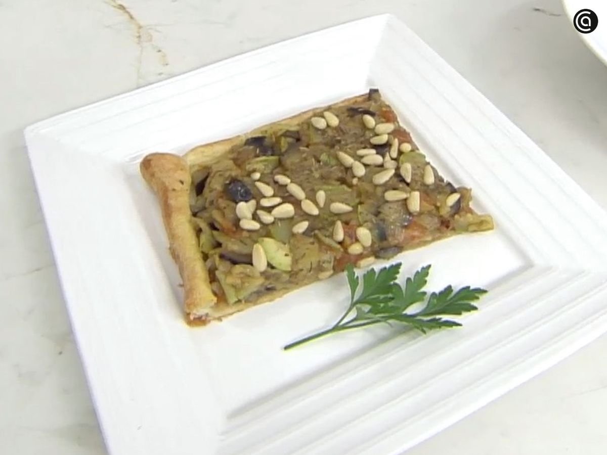 Da un último golpe de horno al conjunto y sirve el hojaldre recién hecho con perejil fresco