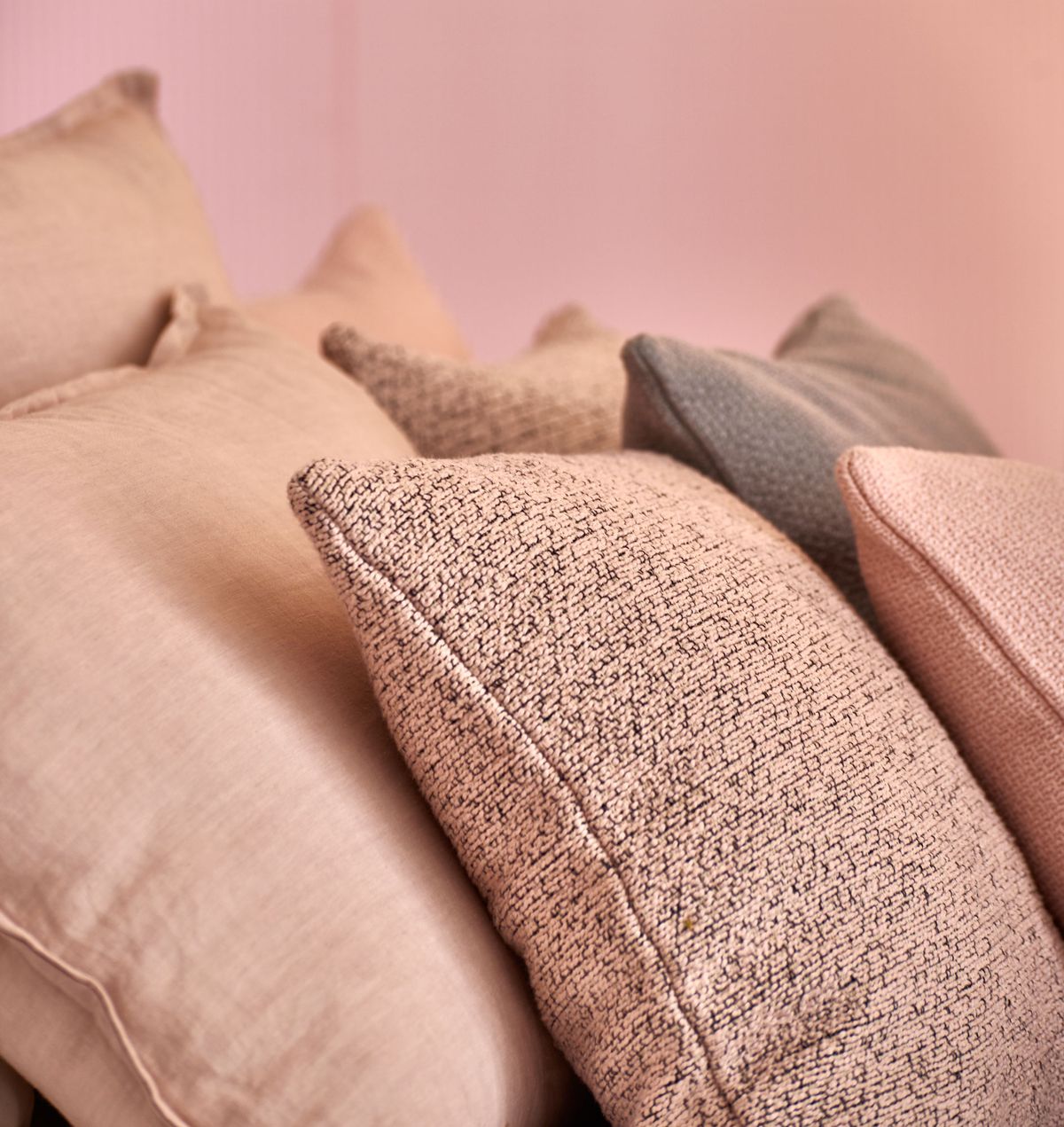 Color nude para decorar la casa cojines