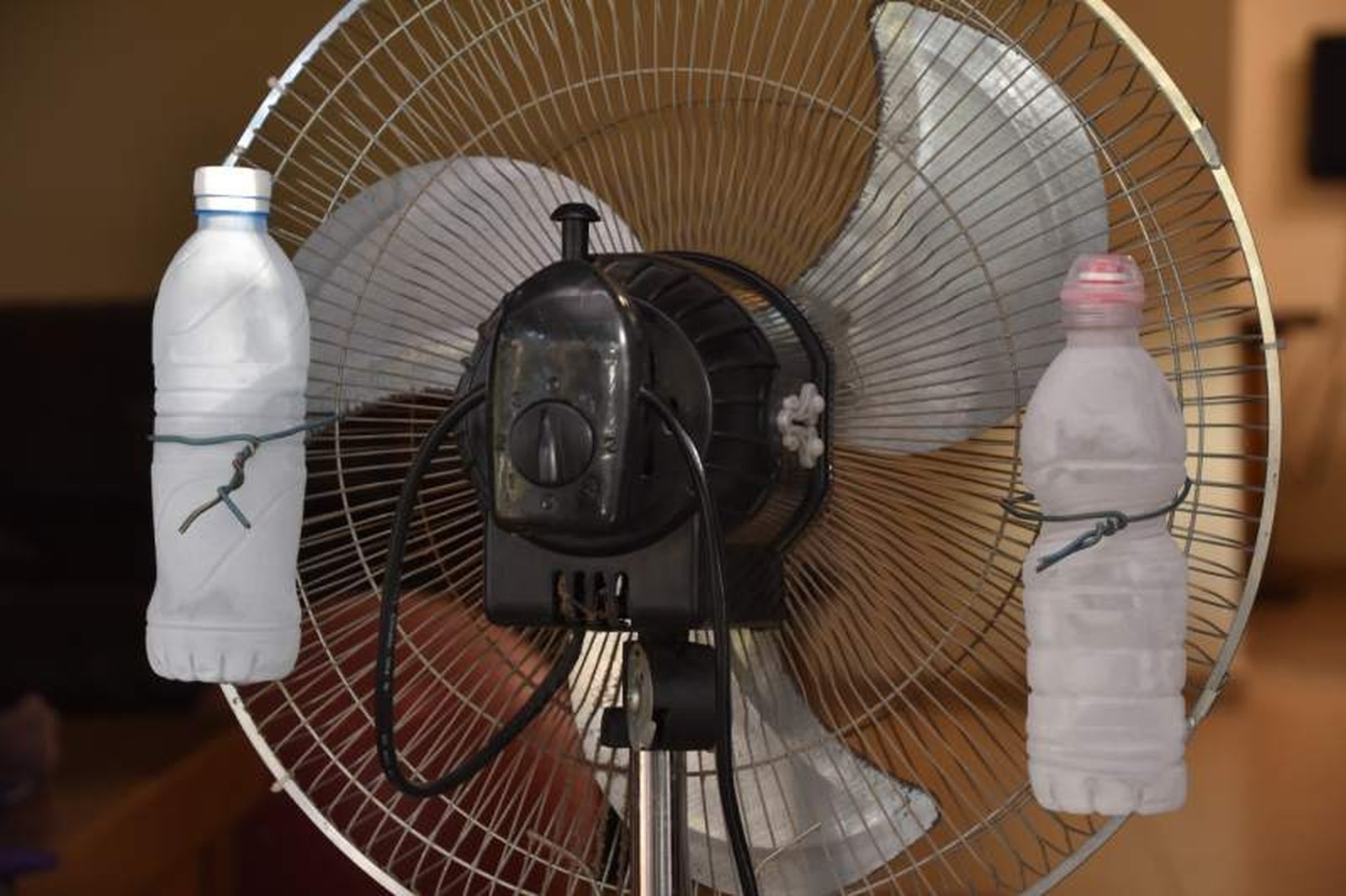 Coloca hielo frente al ventilador y crea una brisa fresca y relajante Coloca hielo frente al ventilador y crea una brisa fresca y relajante