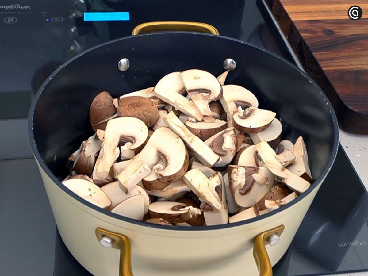 Cocina los champiñones para preparar en crema