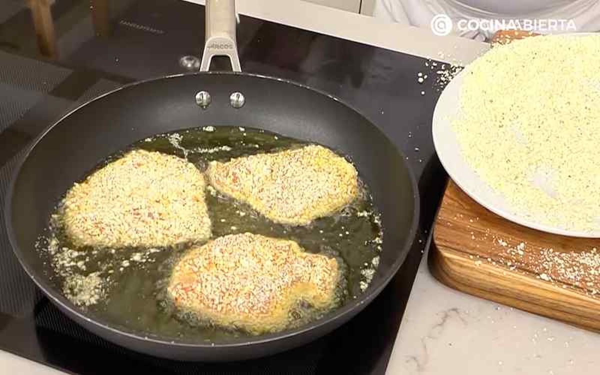 Fríe los filetes de pavo rebozados