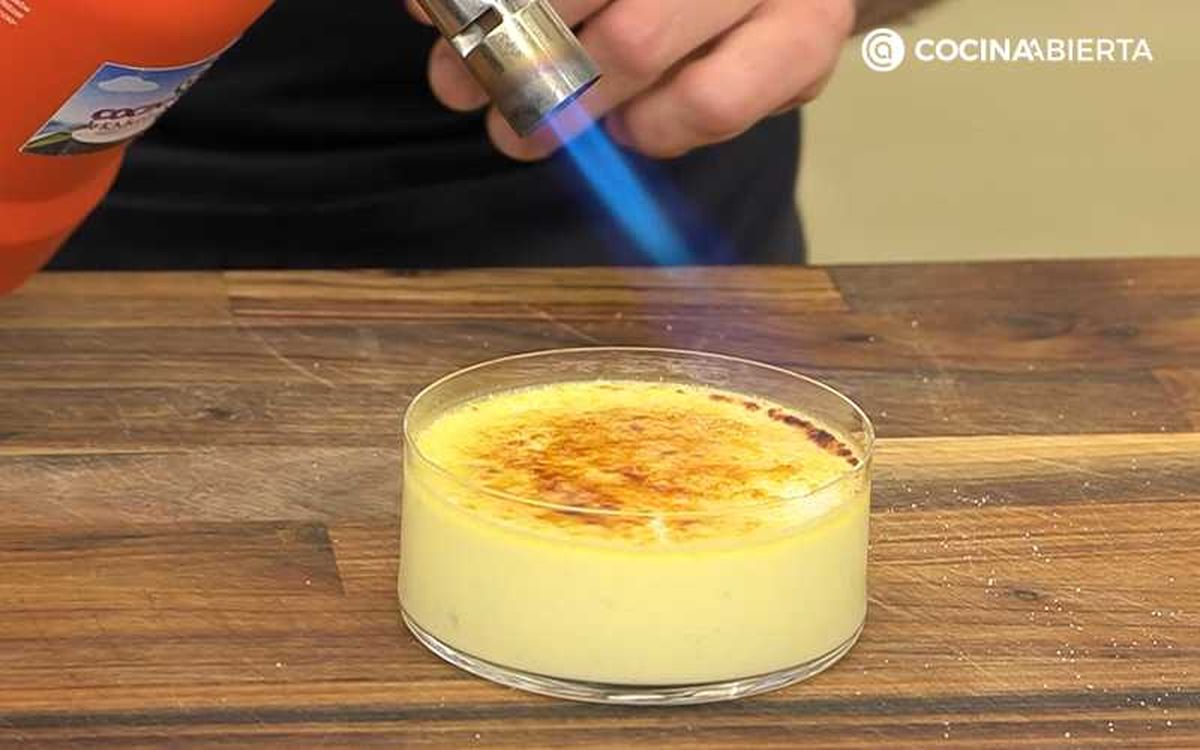 Dora las cremas con un soplete para caramelizarlas
