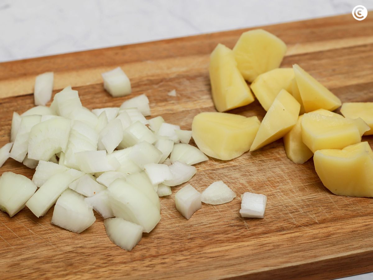 Corta la cebolla y la patata