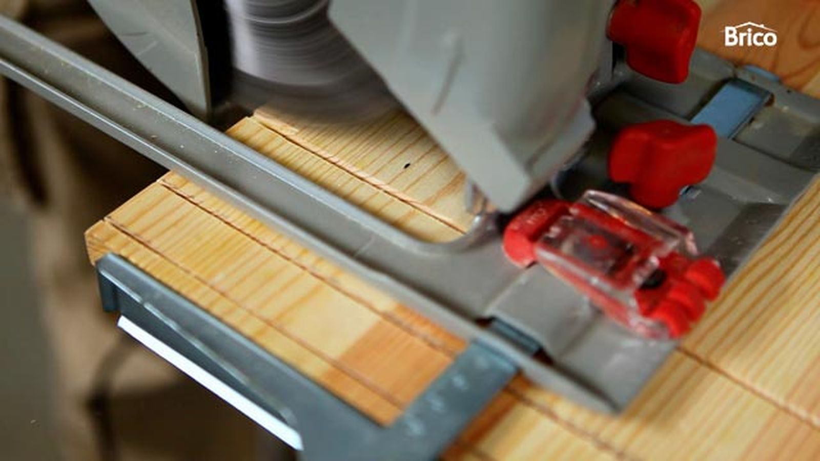 Cómo hacer ranuras en madera con la sierra paso 6 Cómo hacer ranuras en madera con la sierra paso 6