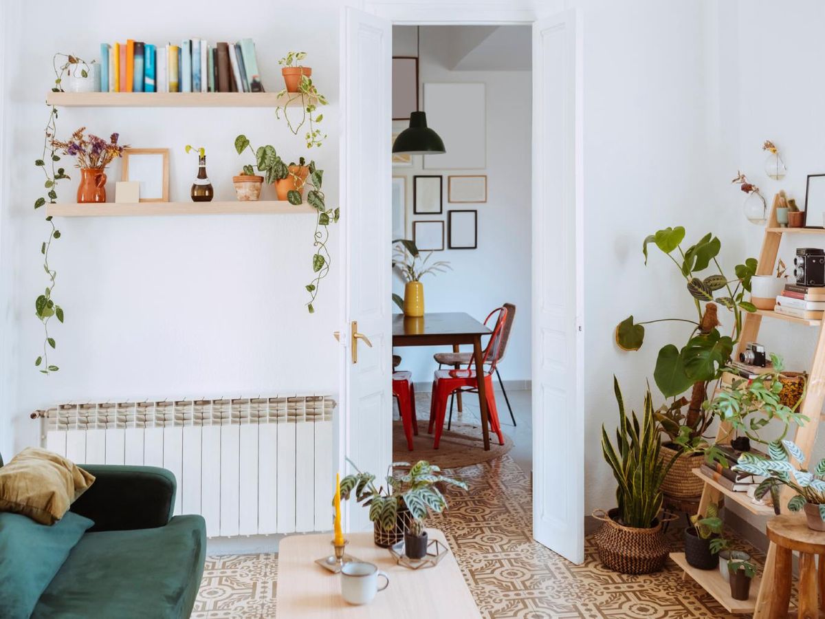 Las baldas ordenadas crean una decoración muy acogedora.