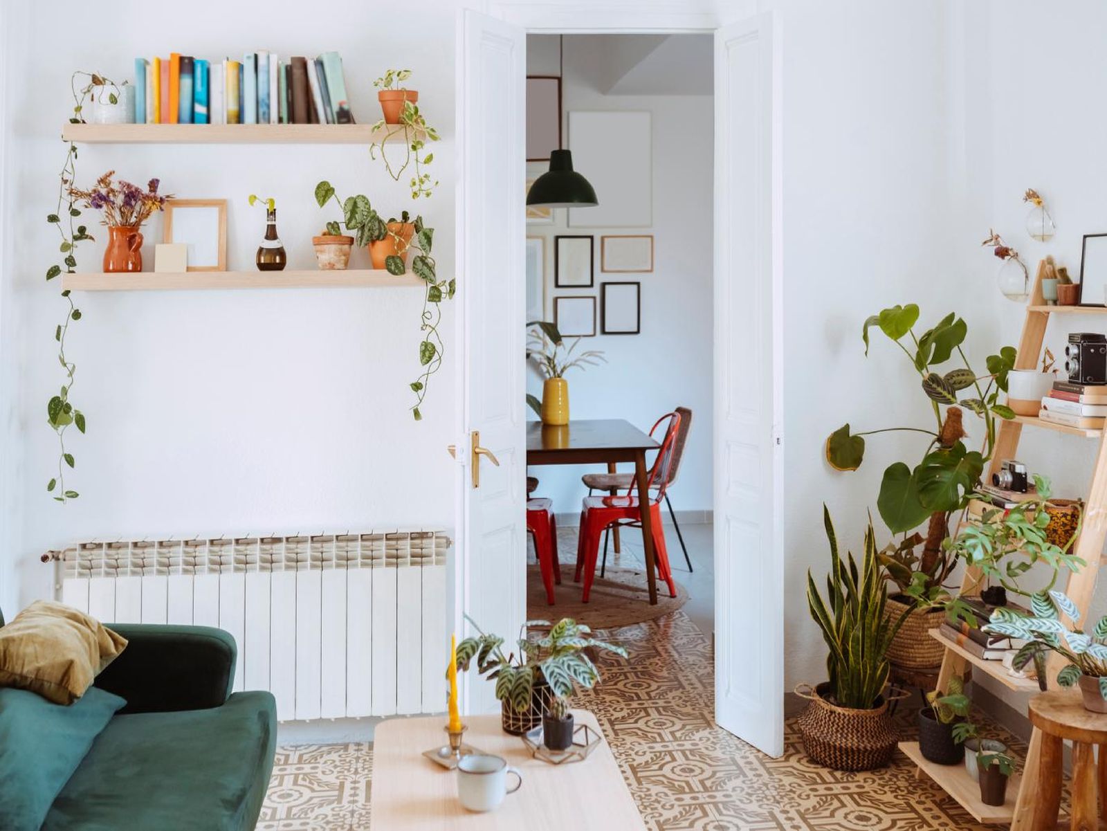 Las baldas ordenadas crean una decoración muy acogedora. Las baldas ordenadas crean una decoración muy acogedora.