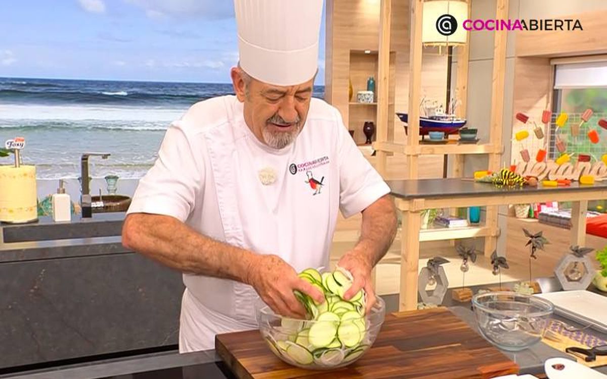 Mezcla el calabacín con la cebolla cortada en juliana