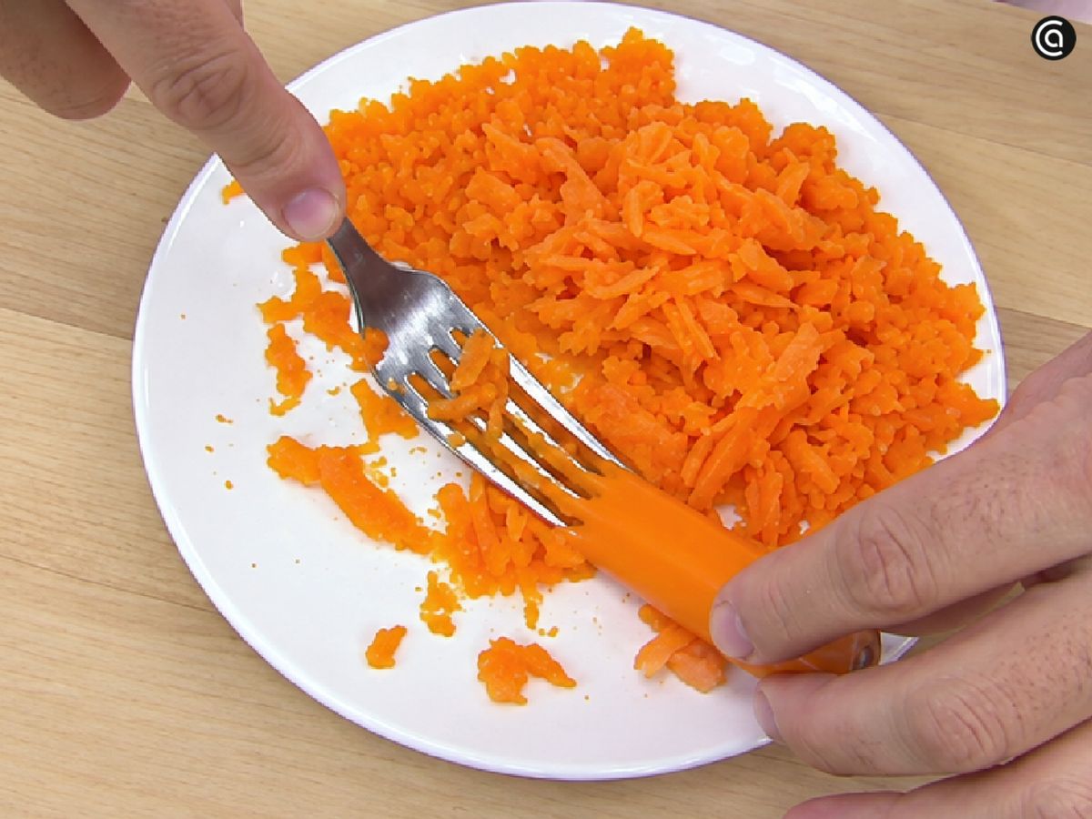 Aplasta las zanahorias una vez cocidas con la ayuda de un tenedor