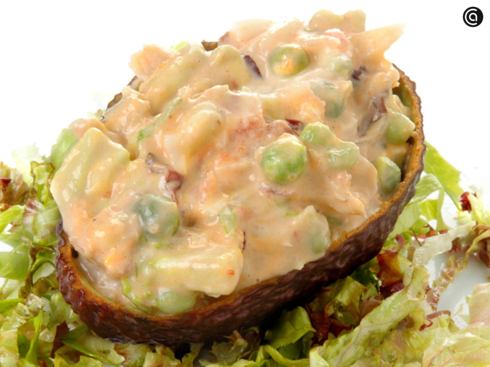 Aguacates rellenos de ensaladilla
