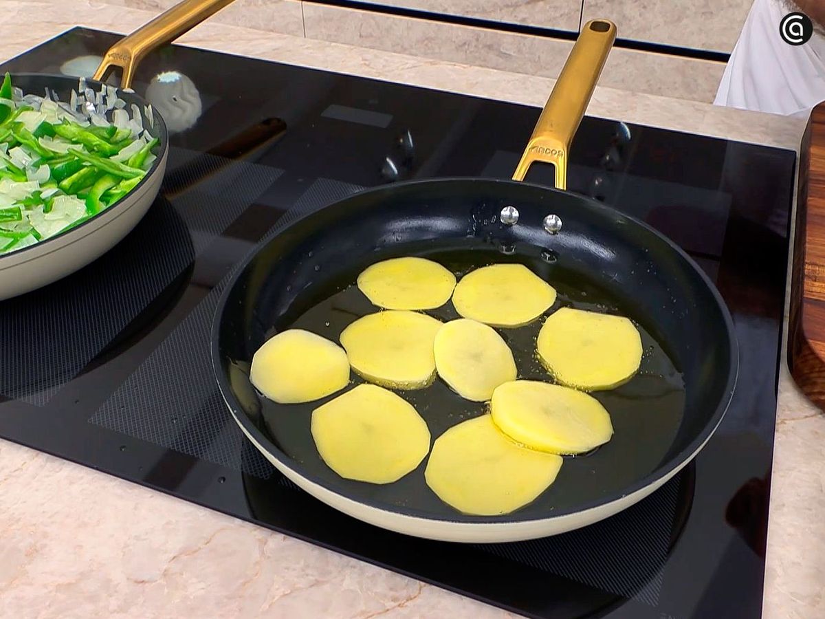Freír las patatas para el bonito a la sidra