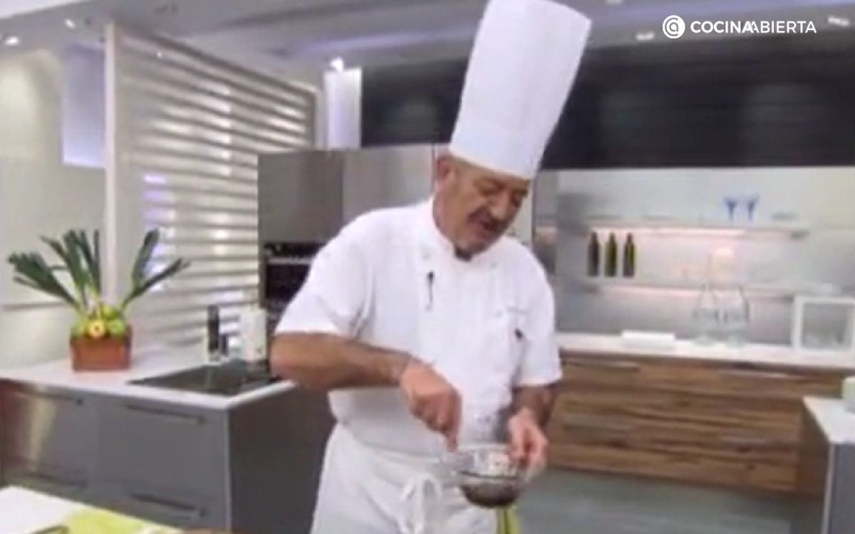 Karlos Arguiñano bate con un tenedor hasta lograr una vinagreta homogénea