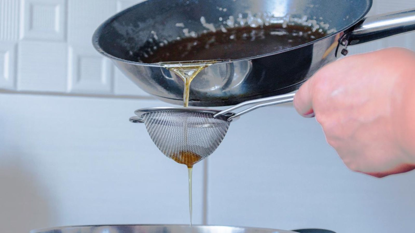 Colar el aceite para reutilizarlo