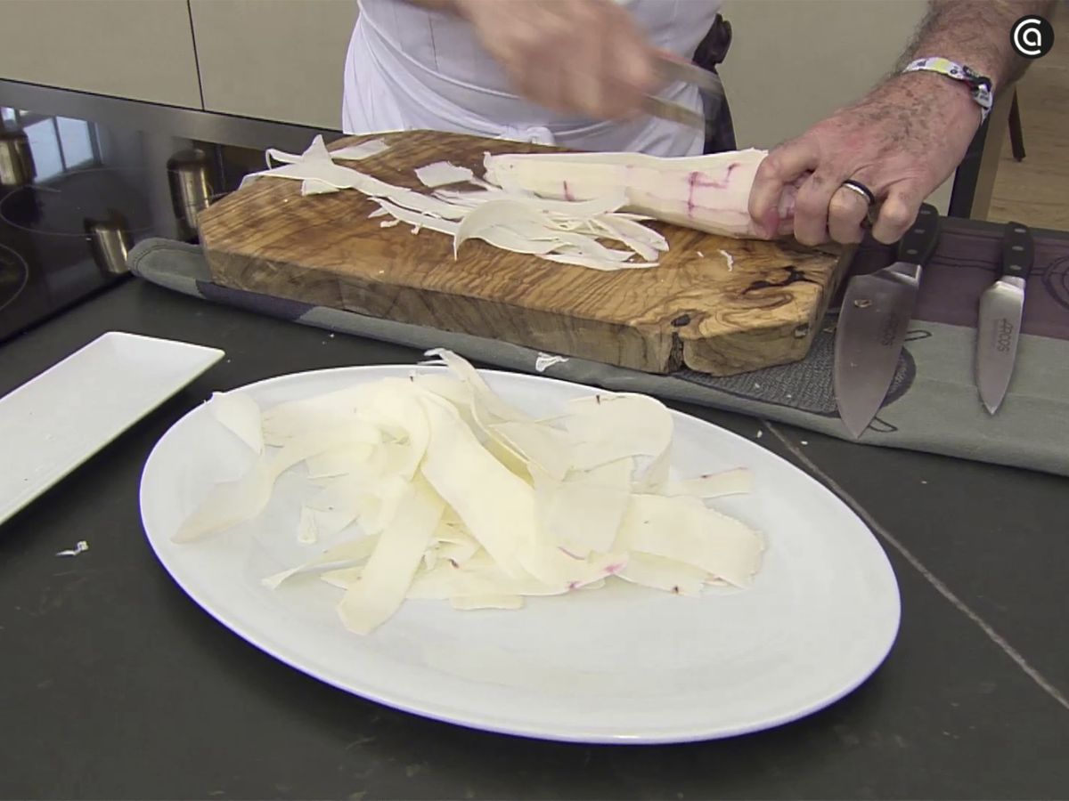 Corta la yuca con ayuda de un pelador