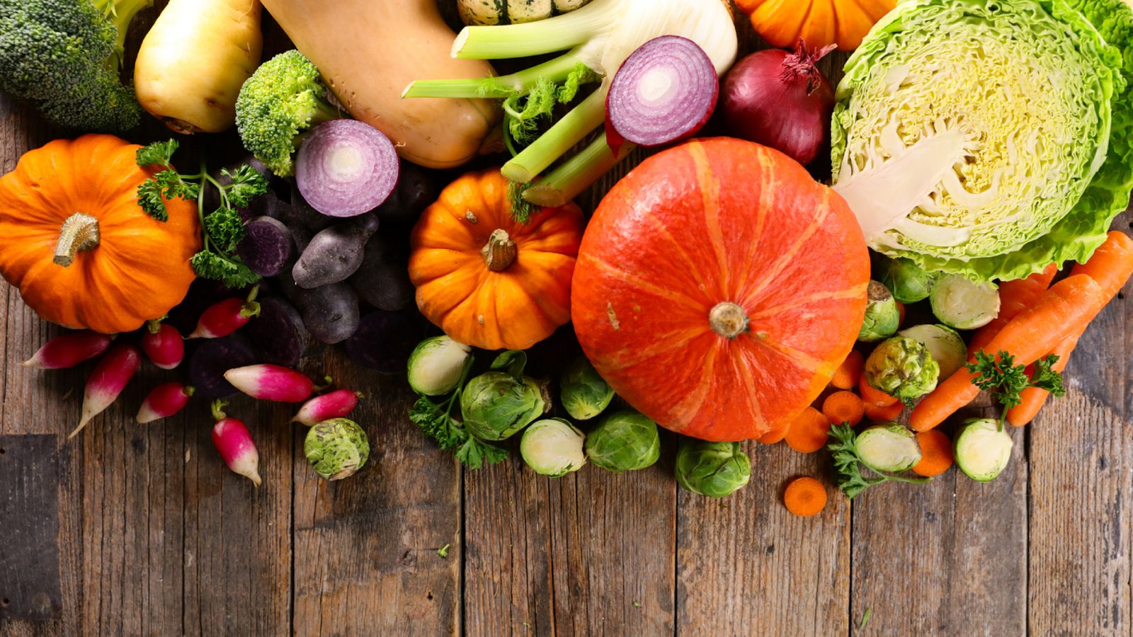 Colores y sabores de la huerta otoñal: calabazas, coles, zanahorias y nabos en su mejor momento. Colores y sabores de la huerta otoñal: calabazas, coles, zanahorias y nabos en su mejor momento.
