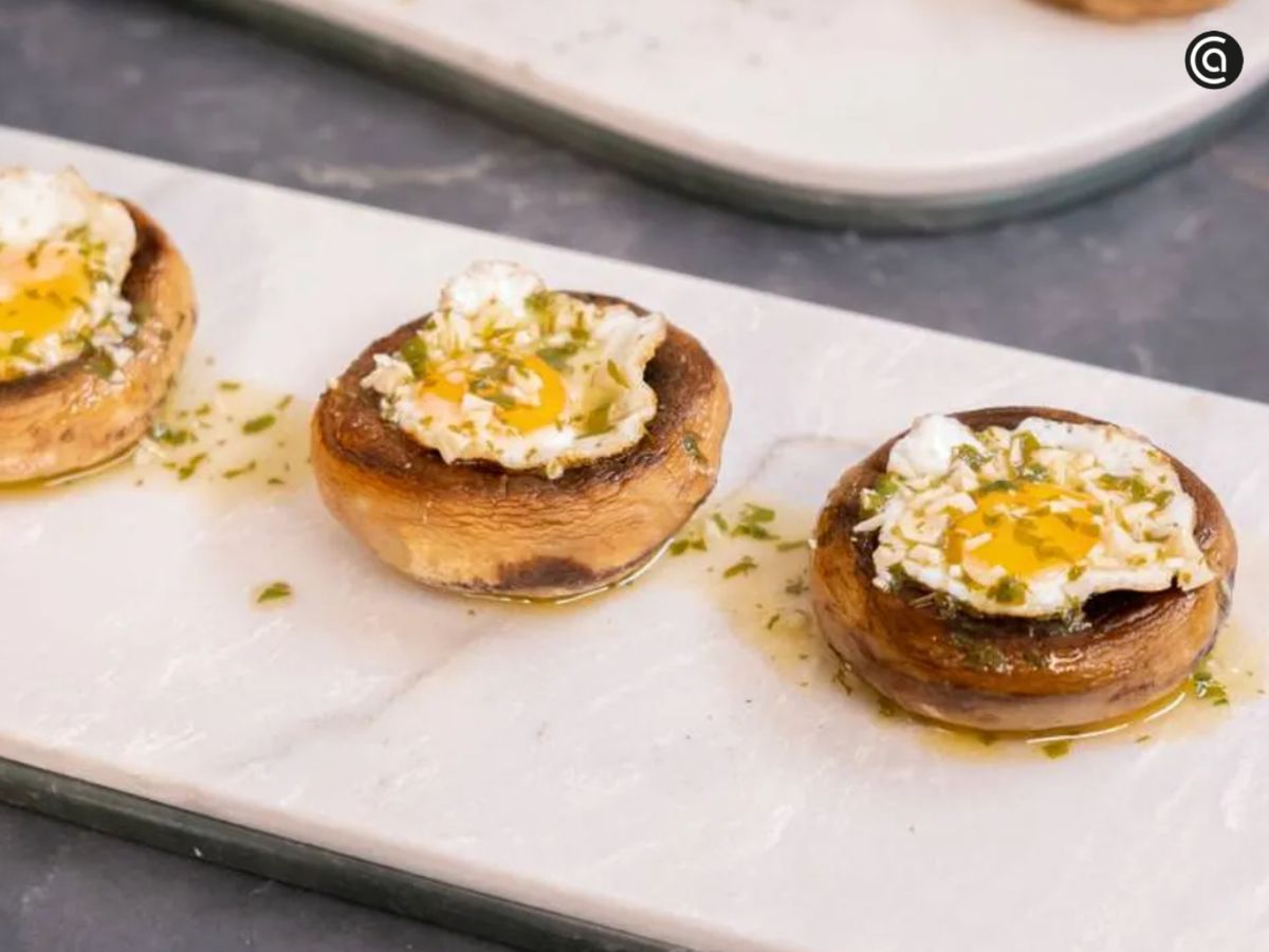 Un clásico de barra reinventado en casa: champiñones con huevo de codorniz.
