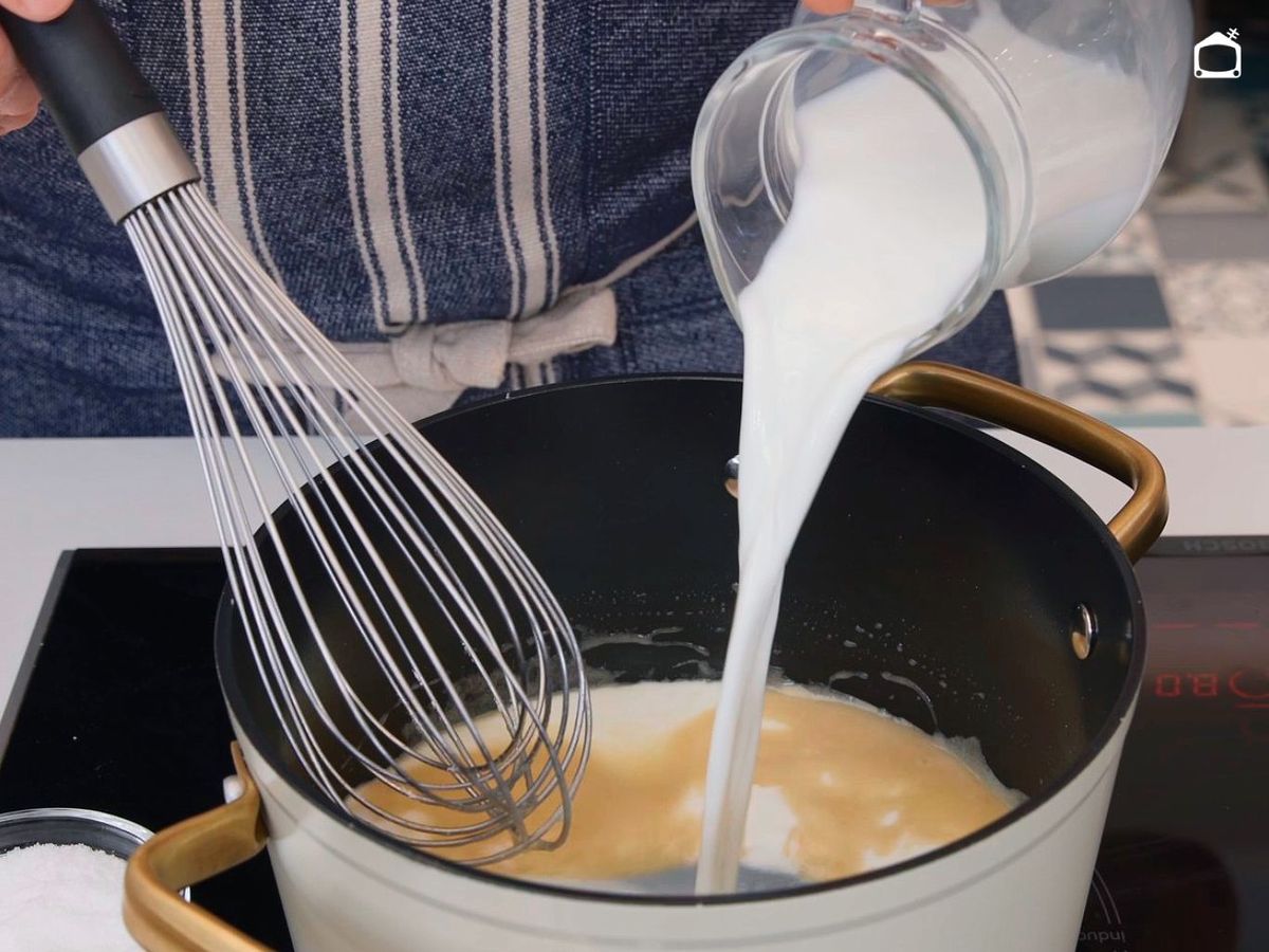Prepara la bechamel para los macarrones