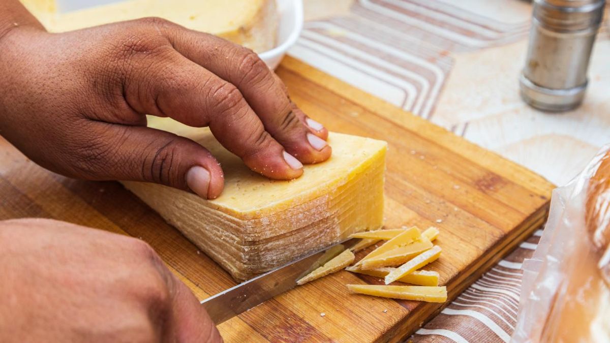 Quitamos la corteza del queso