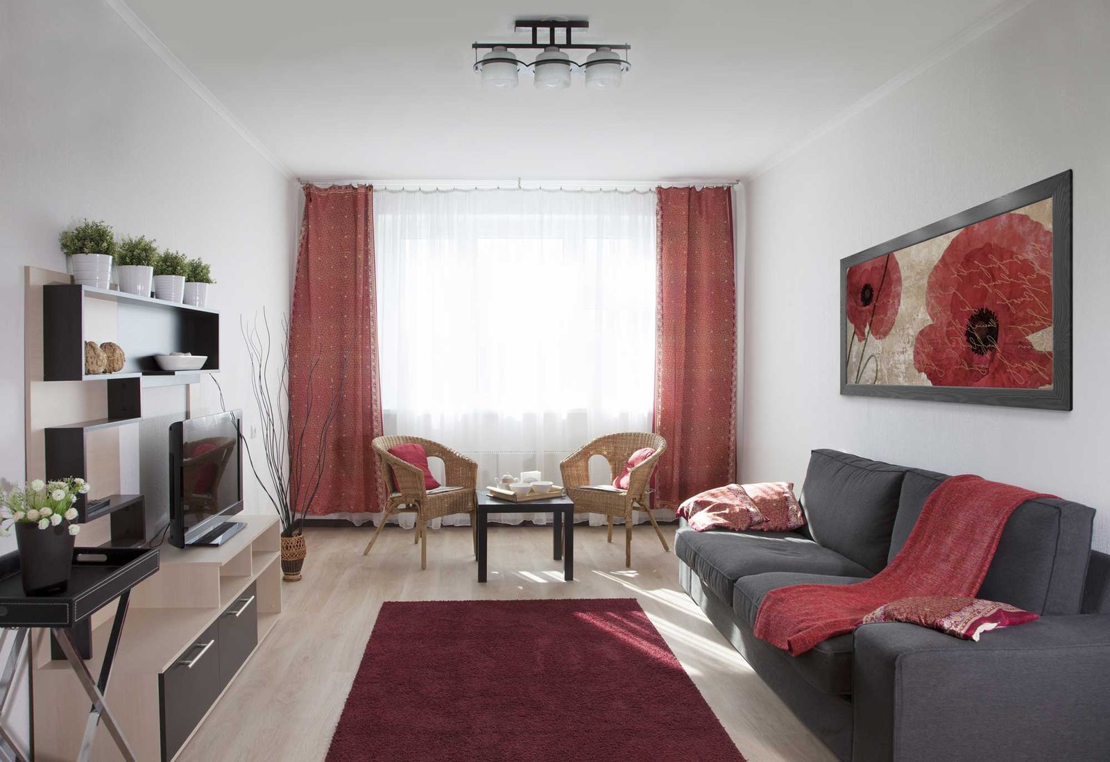 Sala de color rojo, gris y beige
