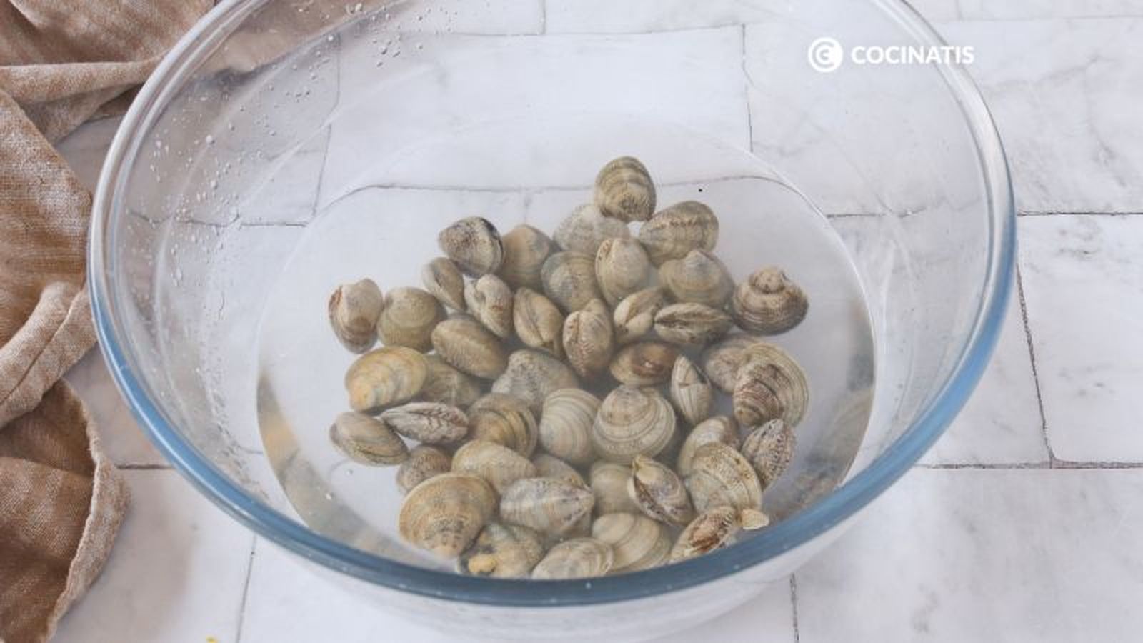 Introducimos las almejas en agua fría con sal Introducimos las almejas en agua fría con sal