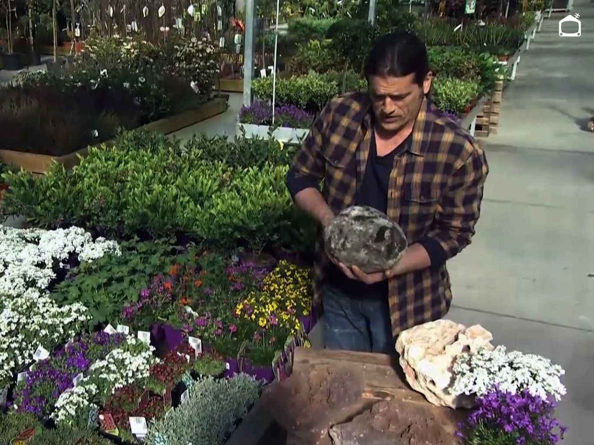 Iñigo Segurola con distintas rocas para rocalla.