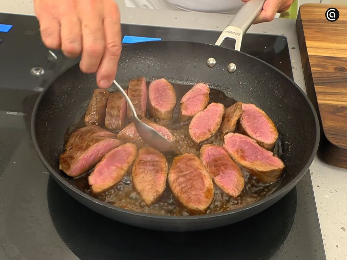 Cocina un minuto la presa de cerdo con la salsa