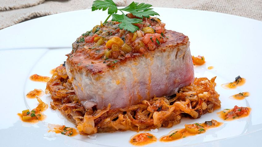 Bonito con compota de cebolla